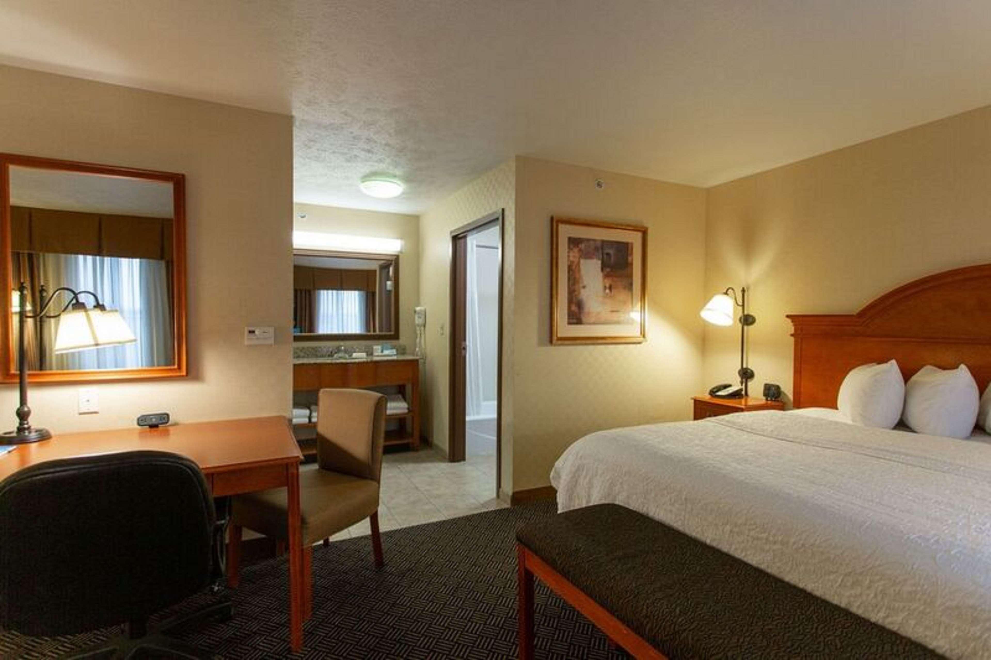Hampton Inn Ватерлоо Экстерьер фото
