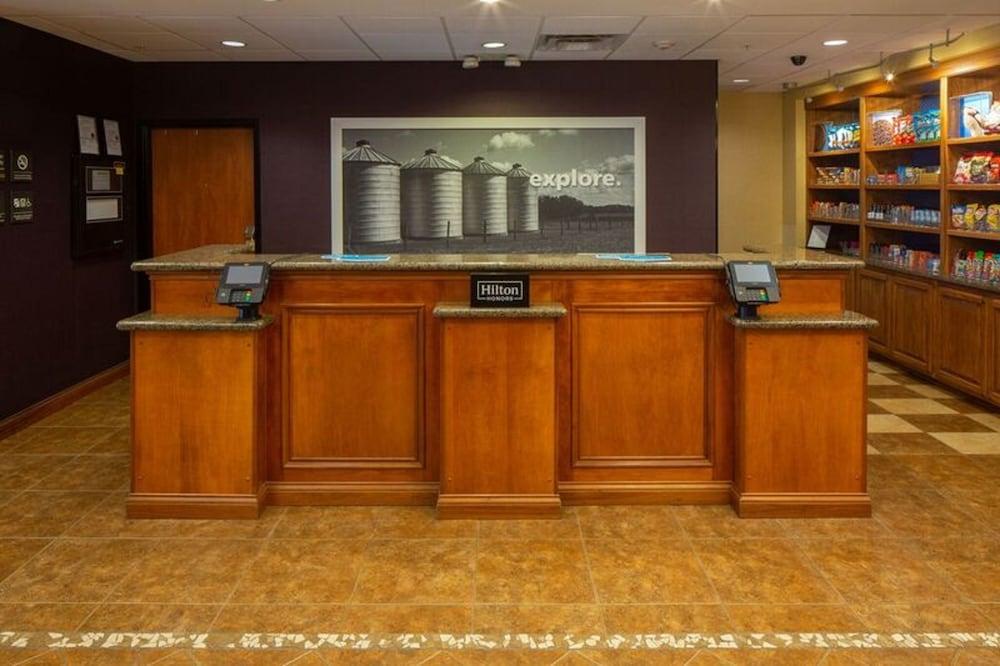 Hampton Inn Ватерлоо Экстерьер фото