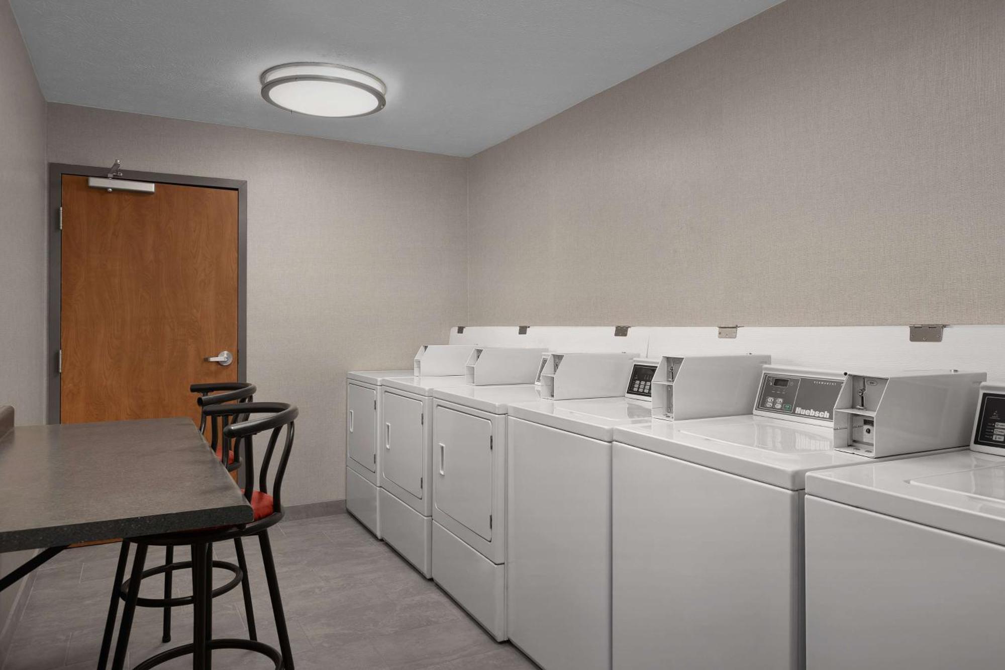 Hampton Inn Ватерлоо Экстерьер фото
