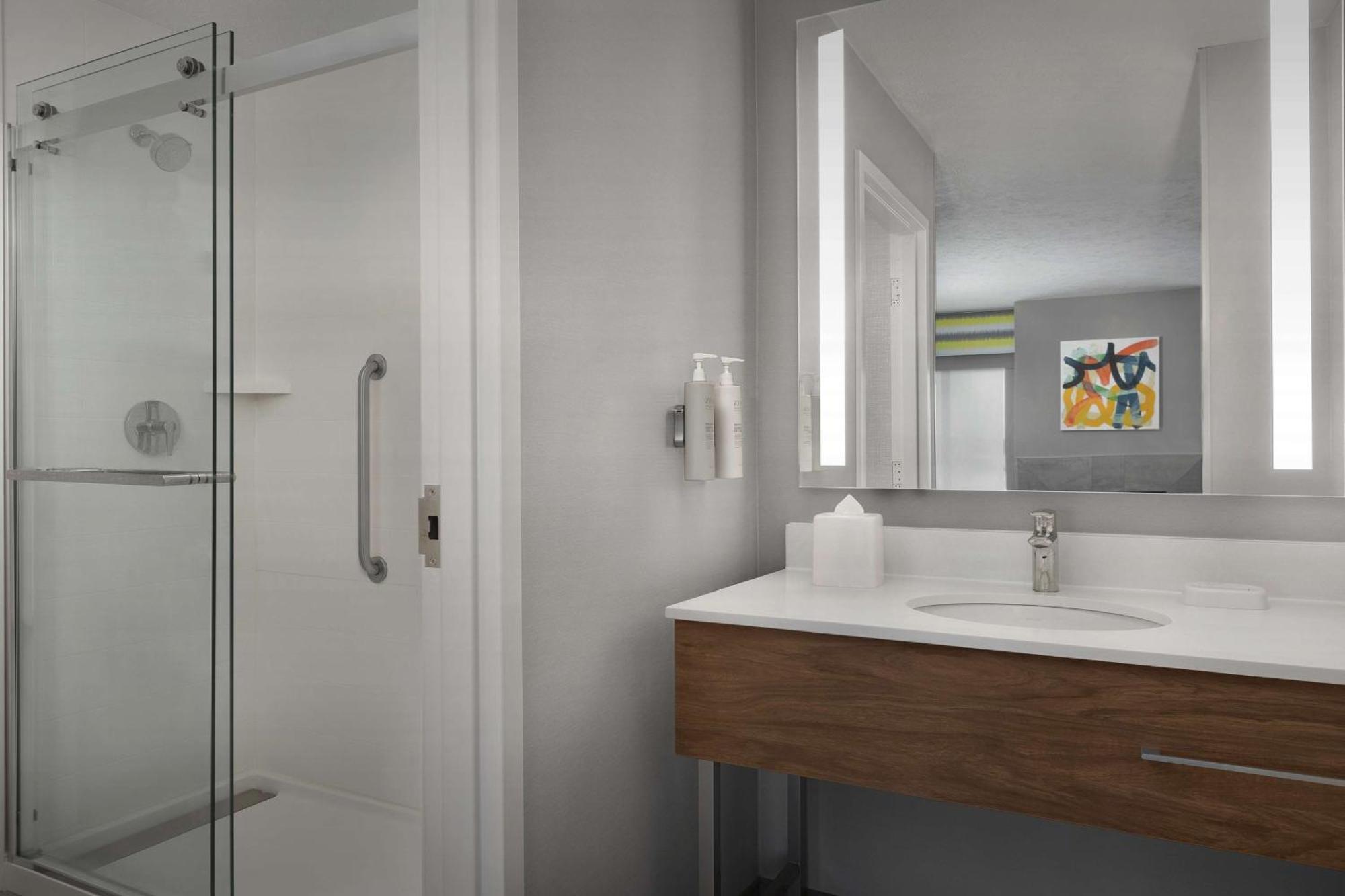 Hampton Inn Ватерлоо Экстерьер фото